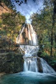 Cascada Cola de Caballo entre vegetación serrana de Santiago NL