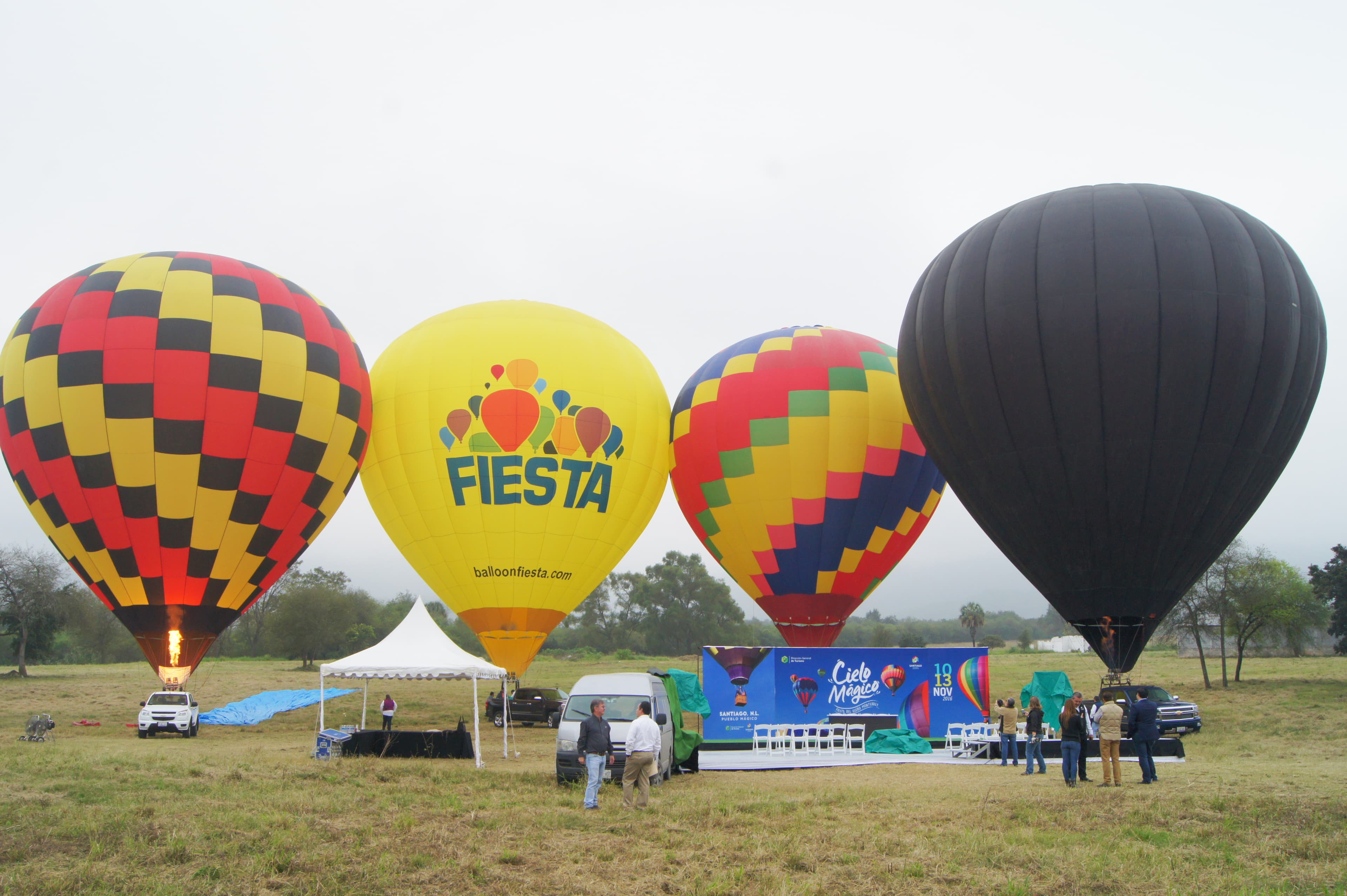 Globos aerostáticos iluminando el amanecer en el Festival Cielo Mágico Santiago