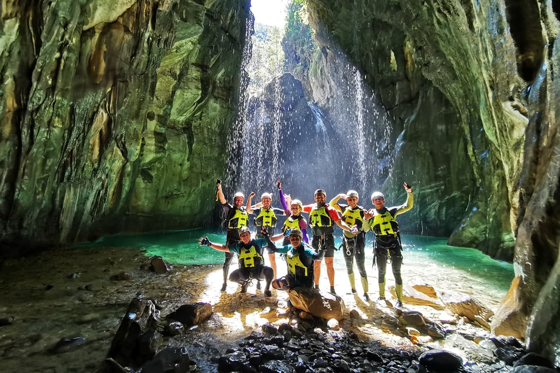 Interior del Cañón Matacanes con agua cristalina y paredes de roca