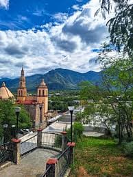 Visitantes disfrutando el paisaje serrano de Santiago, Nuevo León
